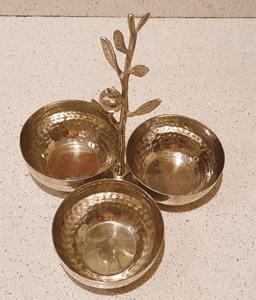 Trois bols décoratifs en métal avec poignée en forme de feuille, parfaits pour les collations, les fruits secs et la décoration de table, vente en gros en provenance d'Inde - Product Image 1