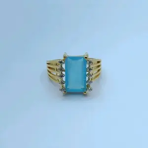 Bague élégante plaquée or 22 carats pour femme, ornée d'une grande pierre bleu aqua taille émeraude - Product Image 3