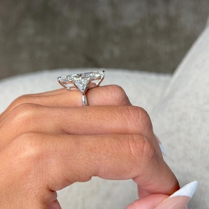 Bague de fiançailles à trois pierres en diamant taille marquise 12 TCW, 10 carats, certification IGI, clarté VVS2, couleur E, plaqué or 14k - Product Image 2