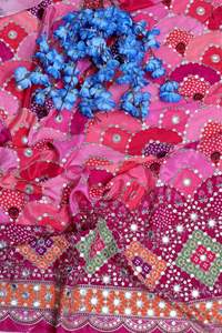 Tela crepé natural con estampado geométrico de espejos en magenta rosa y borde grueso para kurtis de diseñador y vestidos étnicos. - Product Image 5