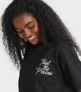 Camiseta negra Trust The Process - Product Image 4