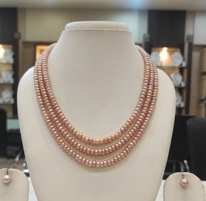 Conjunto de collar Mala de perlas auténticas de tres capas de calidad premium con juego de aretes para mujeres y niñas, colección para bodas y fiestas. - Product Image 1