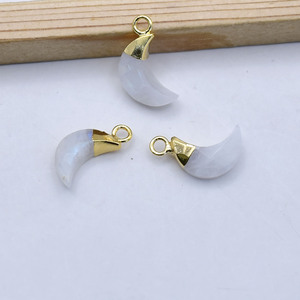 Amuleto de Luna Creciente de Piedra Lunar Natural |   Diseño de colgante chapado en oro de 5x16 mm - Product Image 6