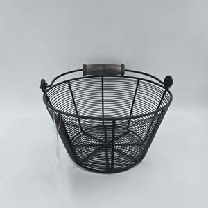 Corbeille à fruits moderne en fil métallique noir avec poignée en bois, organisateur de rangement pour comptoir de cuisine, bol à fruits décoratif pour la maison et la cuisine - Product Image 1