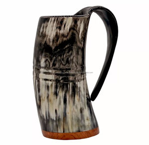 Tasse à corne sur le thème médiéval sur mesure sculptée à la main et polie par les magasins d'approvisionnement artisanal Viking pour la revente - Product Image 1