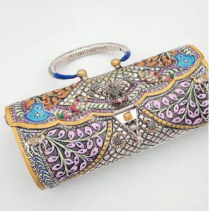 Bolso de mano vintage de metal de latón con intrincado relieve floral, cierre ornamental superior, a precios de mayorista. - Product Image 3