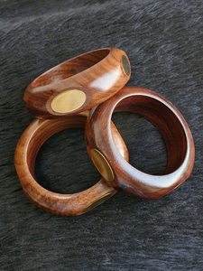 Bracelets en bois élégants et durables, faits à la main, en bois naturel, finition artisanale, incrustation de copeaux de laiton, logo artistique, collection de bijoux pour usage quotidien, artisanat - Product Image 5