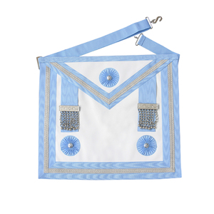 Tablier de Cérémonie Brodé Personnalisé avec Pompons Dorés et Bordure en Dentelle Bleue – Régalia de Luxe Premium, Formes et Tailles Personnalisables - Product Image 6