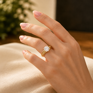 Anillo de Aniversario Chapado en Oro Amarillo con Diamante Solitario de Corte Brillante y Moissanita para Mujer - Product Image 6