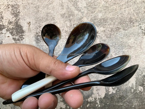 Cuillère en corne de buffle d'eau, de qualité alimentaire, fabriquée à la main, en gros, avec cuillère en corne noire naturelle et utilisation en cuisine par FWE - Product Image 2