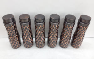 Bouteille en cuivre antique fabriquée à la main Design ayurvédique de qualité supérieure pour la salle de sport et le camping. - Product Image 3