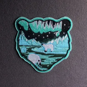 Patch brodé thermocollant de forme irrégulière avec motif de randonneur en montagne, bordure verte, en feutre non tissé, pour décoration cadeau - Product Image 3