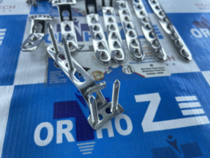 Placa de Bloqueo en T de Acero Inoxidable de Alta Calidad de 4.5mm con 3 a 10 Orificios y Tornillos LCP de 4.5mm (68 Piezas) ORTHO ZE-00026 - Product Image 3
