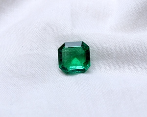 Esmeralda Natural de Zambia, Corte Octogonal, Verde Intenso, Gema Suelta Facetada, Certificada por IGI GEMS INTERNATIONAL para Joyería - Product Image 1