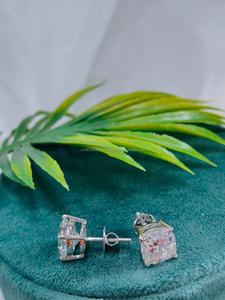 Boucles d'oreilles en diamant taille coussin en or blanc, un classique intemporel au brillant doux, à la lueur élégante et au luxe raffiné au quotidien. - Product Image 4