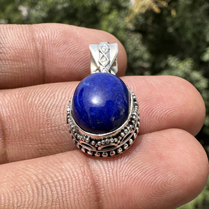 Pendentif en Lapis Lazuli Naturel en Gros, Argent Sterling 925, Bijou Vintage Orné de Perles et de Motifs Roulés, Style Bohème Chic, Pierre Précieuse Ovale Bleue - Product Image 3