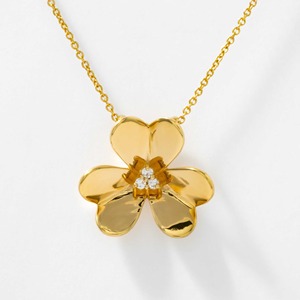 Elegante Collar con Colgante de Flor de Diamante Cultivado en Laboratorio en Oro Amarillo de 14K, Corte Radiante, Claridad VVS, Cierre de Langosta, para Uso Diario o Especial - Product Image 6