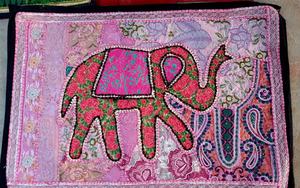 Tapiz de pared hecho a mano con diseño de elefante, 40x60 pulgadas, tapicería bordada de algodón, decoración vibrante para el hogar, arte de pared. - Product Image 3