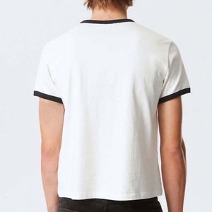 เสื้อยืดคอกลมแขนสั้นสีขาวสำหรับผู้ชาย แต่งขอบสีดำ ทรงปกติ ผ้าฝ้ายเจอร์ซีย์ สวมใส่สบาย - Product Image 2