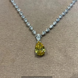 Collier élégant avec pendentif en moissanite en forme de goutte d'eau, orné de pierres blanches brillantes et d'une pierre centrale jaune vibrante, bijoux de luxe - Product Image 6