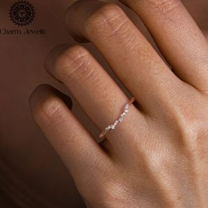 Anillo de Compromiso de Moissanita en Oro Rosa para Mujer Charm_Jewells, Corte Brillante Redondo, Engaste Pavé, Estilo Romántico - Product Image 1