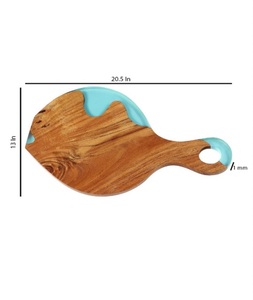 Planche à découper et plateau de service personnalisé en bois écologique avec résine époxy effet rivière, haute qualité, pour charcuterie et décoration - Product Image 1