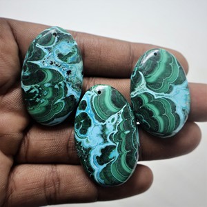 Pierres précieuses naturelles de chrysocolle, malachite et quartz, formes variées (brillant/coussin/coussin carré/poire/ovale), avec jeu de couleurs, certifiées - Product Image 5