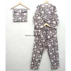 Conjunto de Pijama Unisex Ecológico de 2 Piezas Multicolor con Estampado Floral, Manga Larga, Cuello Redondo, Suave, No Tejido, 100% Algodón para Verano - Product Image 3