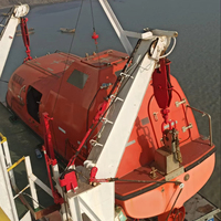 Gebrauchtes, vollständig geschlossenes Rettungsboot mit integrierten Navigationslichtern und Reflektoren für hohe Sichtbarkeit bei nächtlichen Rettungseinsätzen.
