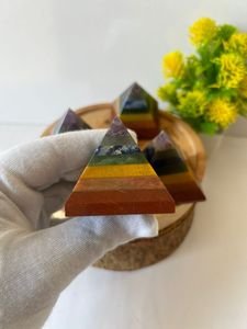 Vente en gros de pyramide en cristal calcaire à 7 chakras | Pierre de guérison Feng Shui gravée pour la décoration de la maison de méditation d'énergie spirituelle - Product Image 5