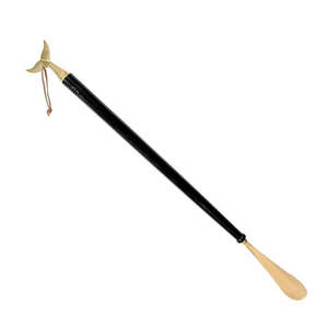 Calzador largo con mango de madera negra y detalles de cola de ballena en latón dorado, accesorio elegante para el cuidado del calzado de inspiración náutica. - Product Image 1