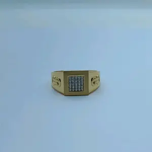 Bague pour homme en or jaune, style contemporain, avec un motif de diamants carrés en cluster sur le dessus et un anneau poli raffiné - Product Image 3