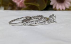 แหวนหมั้นเพชรโมอิสซาไนต์ทรงคุชชั่นคัท 1.65 กะรัต ชุดแหวนสามวงสำหรับผู้หญิง ทองคำขาว 14K แท้ ชุดเจ้าสาวประดับมุกน้ำจืด - Product Image 2