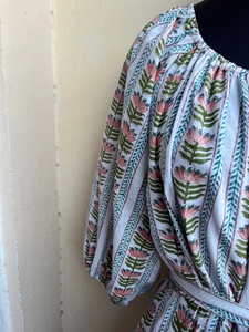 เดรสยาวแม็กซี่ผ้าฝ้ายแท้ 100% ลายดอกพิมพ์บล็อก คอกลม แขนยาว สไตล์ลำลองสำหรับผู้หญิง ขายดีประจำปี 2026 - Product Image 4