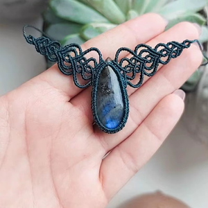 Collar de Macramé Hecho a Mano, Colgante de Labradorita Estilo Boho, Cordón Ajustable Color Verde Azulado, Joyería Curativa - Product Image 1