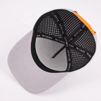 Casquettes de baseball sportives de haute qualité, personnalisées, en polyester imperméable, à 6 panneaux, avec perforations découpées au laser et patch en caoutchouc