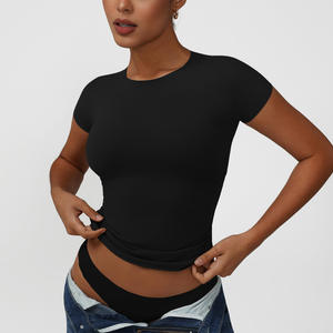 Nouveautés : T-shirt sculptant pour femme en jersey, coupe ajustée, col rond, minimaliste, luxueux, très extensible et léger - Product Image 3