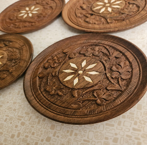 Sous-verres en bois naturel clair avec des gravures radiales profondes et un support, disponibles à prix de gros pour les maisons minimalistes. - Product Image 3