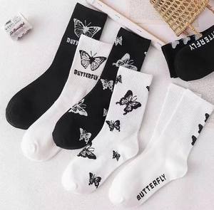 ถุงเท้าลายผีเสื้อสีดำและสีขาวน่ารักทำจากโรงงาน - Product Image 1