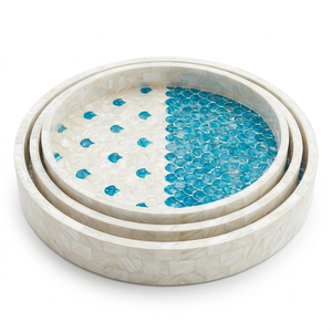 Plateau de service décoratif artisanal en céramique avec incrustation de nacre, motif écailles de poisson bleu et blanc, design bohème, écologique - Product Image 4