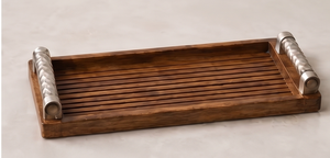 Plateau de service rectangulaire artisanal en bois de manguier, plateau décoratif avec fond à lattes et quincaillerie sculptée argentée - Product Image 3