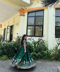 Ensemble de lehenga de mariage traditionnel indien pakistanais vert brodé pour femmes avec bordure argentée, coupe régulière, longueur au sol, en soie - Product Image 3