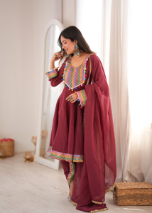 Ensemble Kurti Dhoti en tissu contemporain et texturé avec col brodé et dupatta en dentelle dorée, prêt-à-porter, tenue ethnique pour femme - Product Image 5