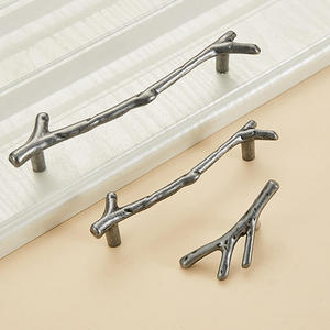 Tirador de herrajes para muebles, diseño creativo de rama plateada para puerta de armario de cocina - Product Image 1