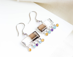 Pendientes de Diseño Artesanal de Lujo con Cuarzo Ahumado Genuino, Cristal y Flecos de Múltiples Zafiros - Product Image 1