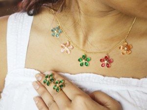 Conjunto de Joyería de Flores de Cuarzo - Collar y Pendientes Hechos a Mano en Latón Chapado en Oro de 18k - Product Image 6