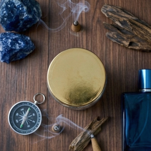 Encens en cône Sellease Musk Blue Dhoop dans un bocal en verre avec couvercle doré, matériau en bambou écologique et biologique, parfumé et aromatique - Product Image 4