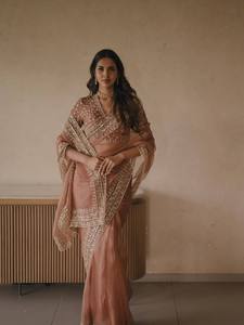 Sari Tibby en soie extensible et réversible, longueur cheville, avec broderies complexes et travail de sequins, idéal pour les fêtes, mariages et Diwali - Product Image 1