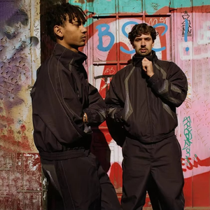 Ensemble de survêtement streetwear deux pièces en nylon froissé et polyester, comprenant une veste coupe-vent et un pantalon de jogging léger - Product Image 3