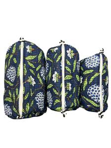 Pochette cosmétique matelassée de luxe bleu indigo à motifs floraux |   Pochette à maquillage en coton faite à la main avec feuille de plastique |   Maître-œuvre des articles de toilette de voyage - Product Image 2